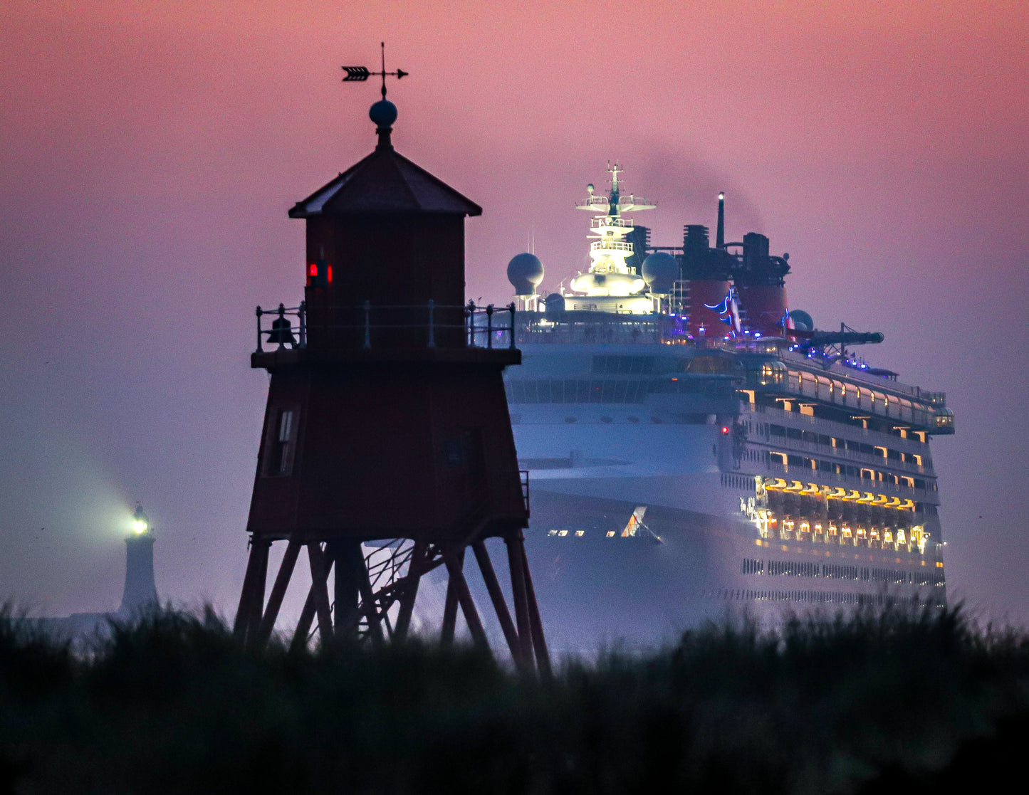 #010 The Disney magic entering the port of Tyne